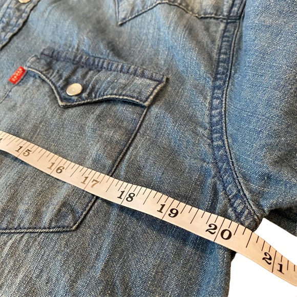Levi’s Woman’s vintage-look pearl snap long sleeve western-style denim shirt - Picture 5 of 9